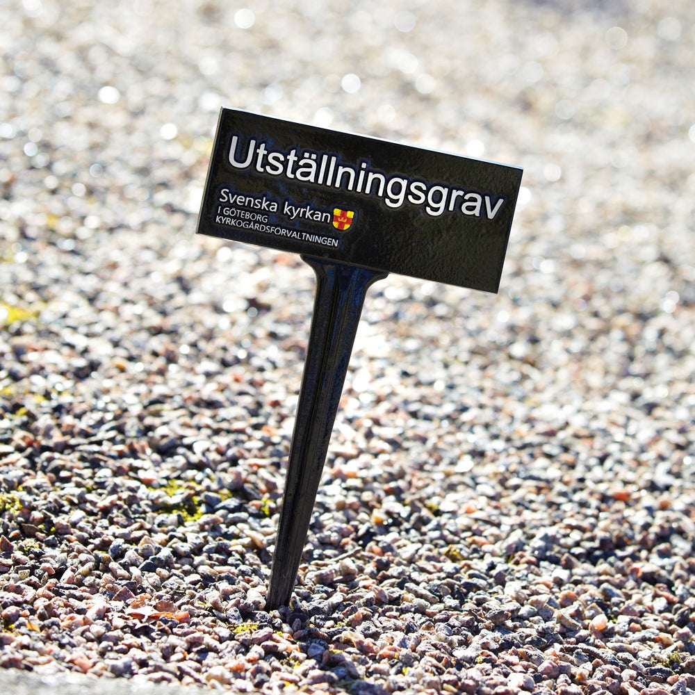 Gjuten skylt 100x50 mm – Målad/spjut