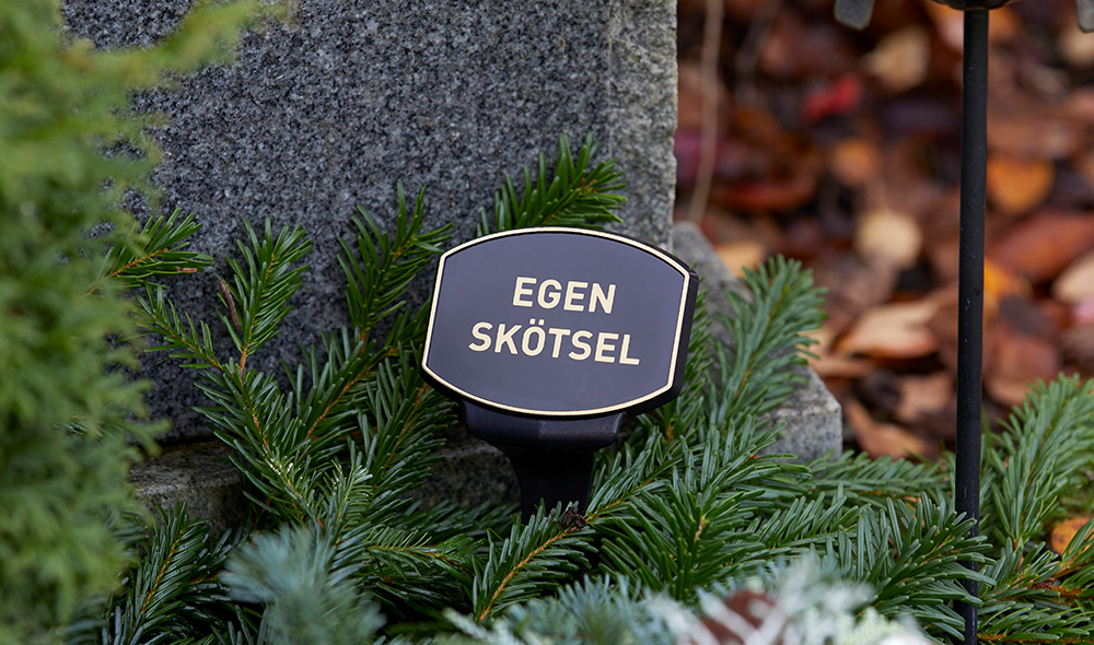 Skyltar runt graven