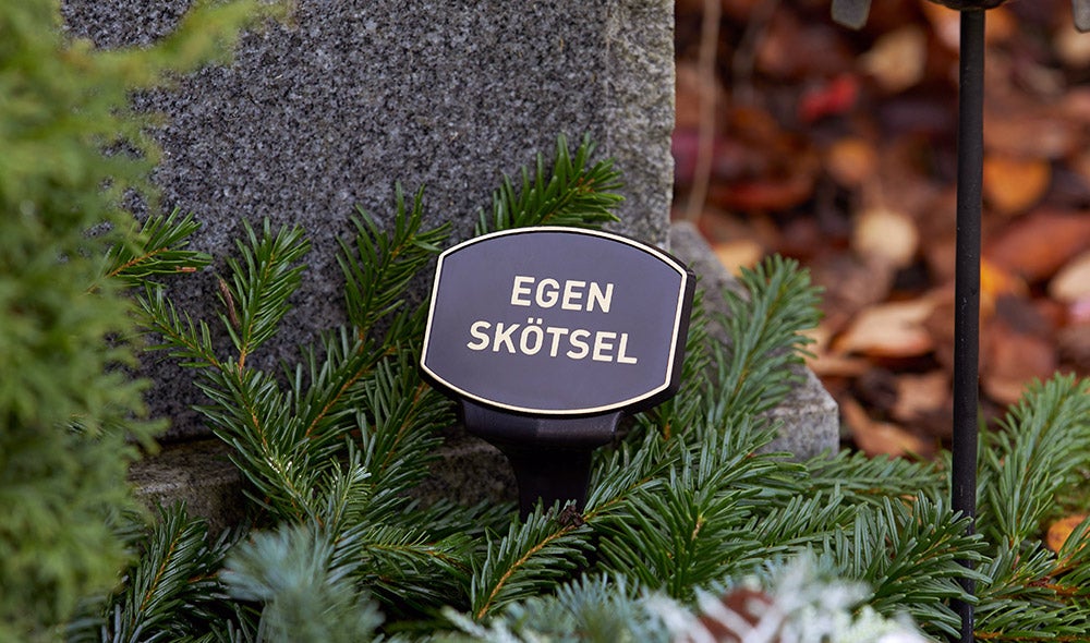 Skyltar runt graven