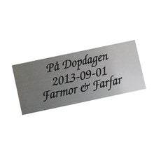 Graverad skylt max 10 cm² – Aluminium Silver, 1–3 rader Text till Pokal, Lasergravyr