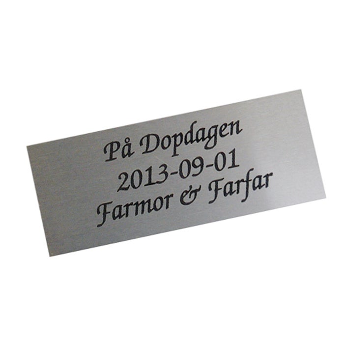 Graverad skylt max 10 cm² – Aluminium Silver, 1–3 rader Text till Pokal, Lasergravyr