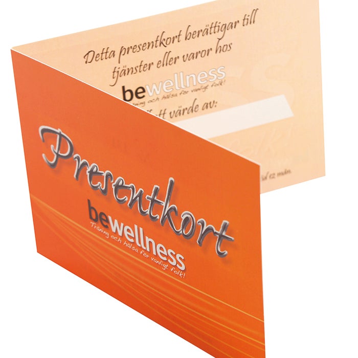 A6 Presentkort 1+1 Bigade, 4 sid Gultonat papper