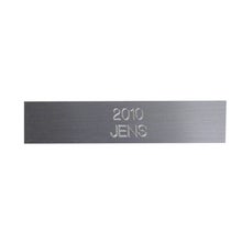 Graverad skylt max 10 cm² – Aluminium, 1-rad Text till Pokal, Diamantgravyr