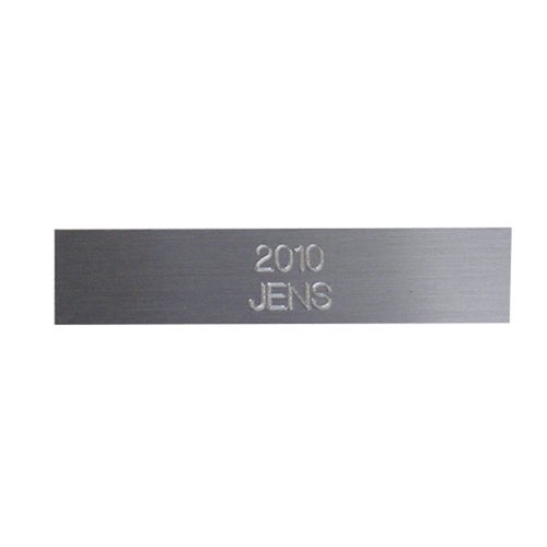 Graverad skylt max 10 cm² – Aluminium, 1-rad Text till Pokal, Diamantgravyr
