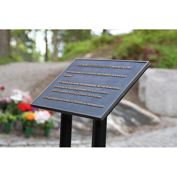 Gjuten oxiderad bronsskylt max 1000 cm²