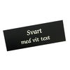 Graverad plastskylt max 150 cm² – Svart/Vit text, 1,6 mm 2-skikt